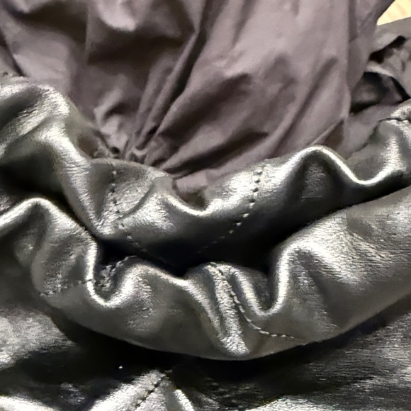 Chanel 22 small size Black Leather Shoulder Bag with Gold Chain - Picture 4 of 13